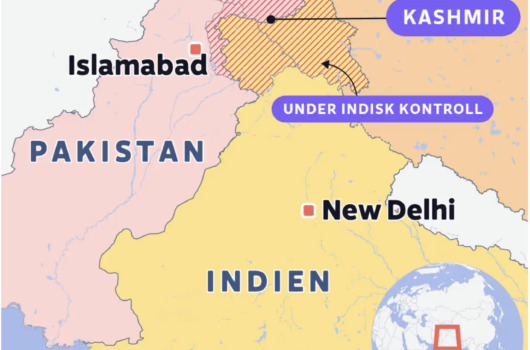 A Swedish-language map from Yle illustrates the territorial division of Kashmir between India and Pakistan, highlighting recent Indian military strikes in Pakistan-controlled areas. Includes geographic and geopolitical context.