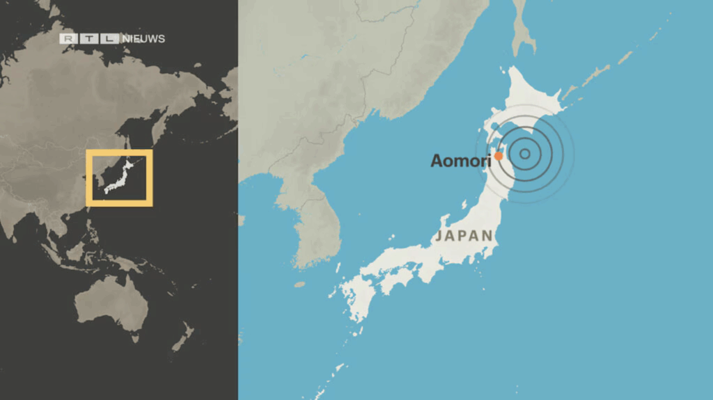 Carte montrant l’épicentre d’un séisme au large d’Aomori, dans le nord du Japon, avec des cercles d’impact concentriques et un encart de localisation à l’échelle mondiale.