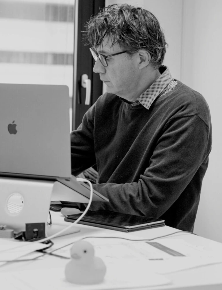 Schwarz-Weiß-Porträt von Rob Bieling bei der Arbeit