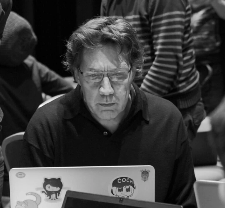 Rob Bieling bei der Arbeit hinter seinem Laptop, ein Schwarz-Weiß-Foto