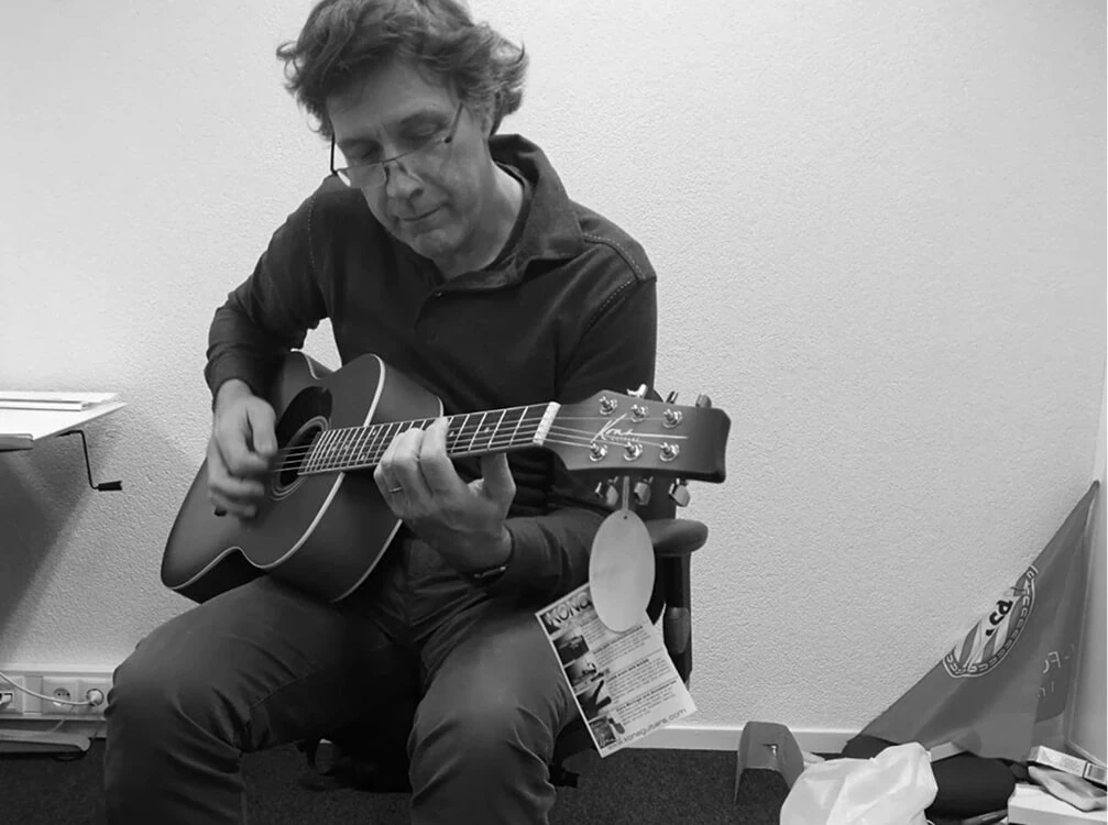 portrait of rob bieling playing guitar